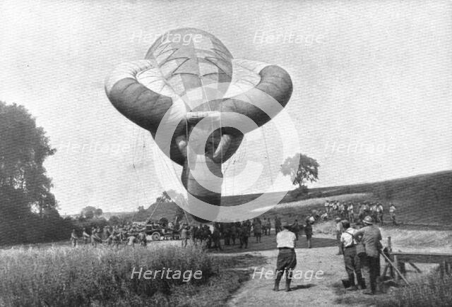 'La "Saucisse"; l'ascensiond'un ballon d'observation: Longue de 25 a 30 metres..., 1916 (1924) Creator: Unknown.