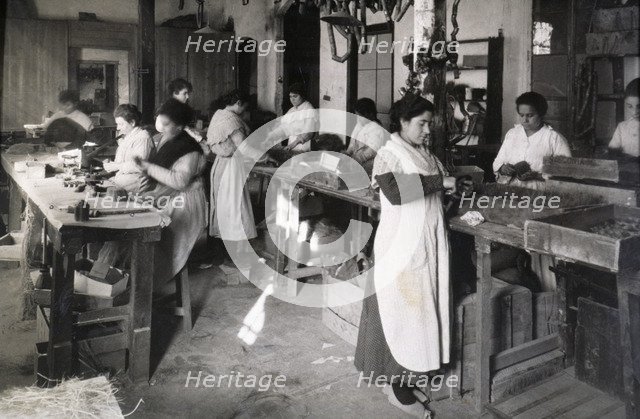 Women working in a packing shop, 1918.