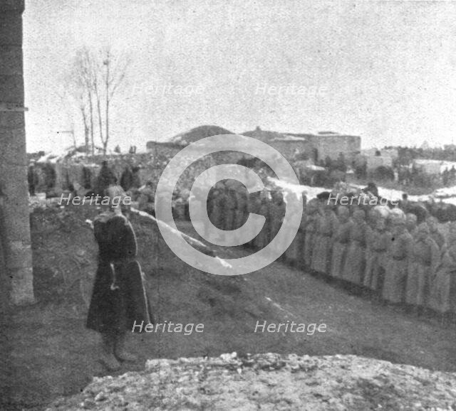 'Sur la route de Trebizonde; Le general Kalitine felicite un coningent qui s'est..., 1916 (1924) Creator: Unknown.