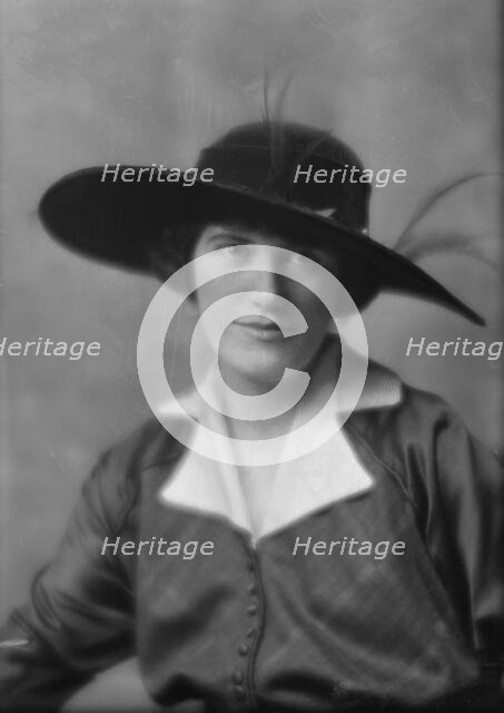 Bergin, Lynda Bryant, Miss, portrait photograph, 1915 Jan. 26. Creator: Arnold Genthe.