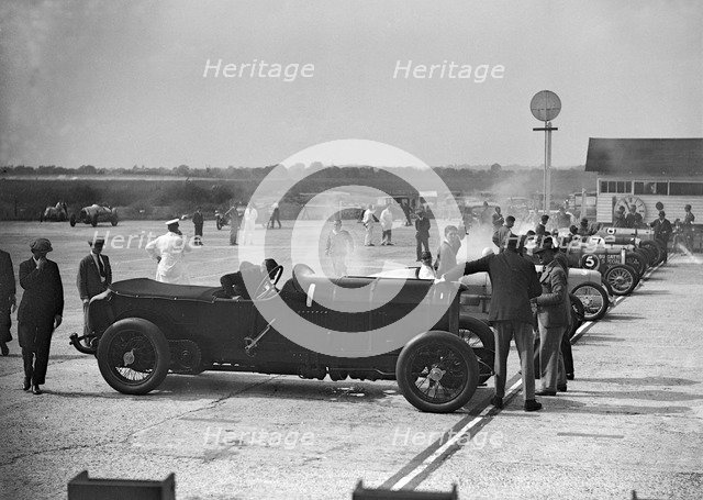 21.5 litre Benz of GK Clowes at a Surbiton Motor Club race meeting, Brooklands, Surrey, 1928. Artist: Bill Brunell.
