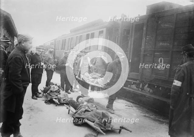 Wounded arrive at Chalons sur Marne, 1914. Creator: Bain News Service.