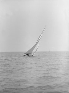 The 6 Metre class 'Nurdug III' sailing upwind, 1913. Creator: Kirk & Sons of Cowes.