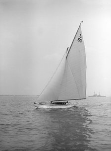 The 6 Metre sailing yach t'Pichin' (L65), 1913. Creator: Kirk & Sons of Cowes.