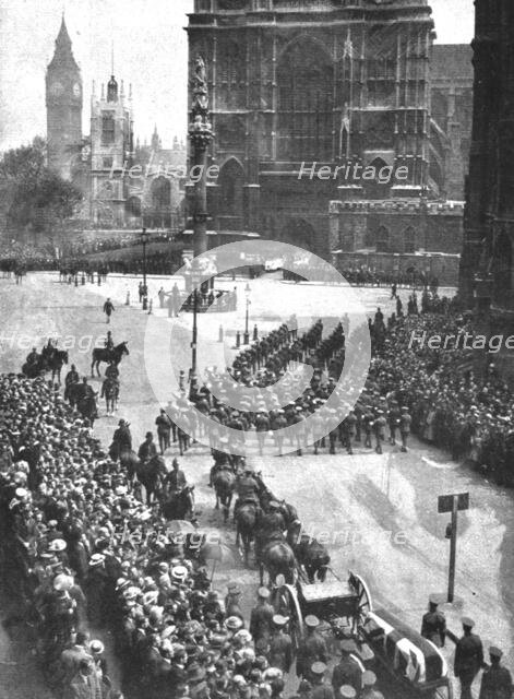 'Les Cendres de Miss Cavell; A londres: le cortege funebre arrivant a la cathedrale..., 1919. Creator: Unknown.