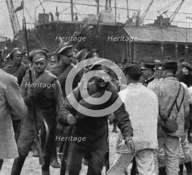 'Les Russes en France; distribution de fusils Lebel aux soldats russes, a leur debarquement', 1916. Creator: Unknown.