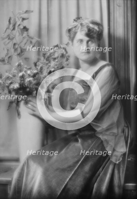 Rich, Dorothy, Miss, portrait photograph, 1915 Oct. 26. Creator: Arnold Genthe.