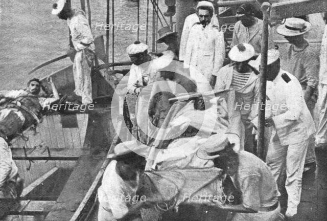 'La fin de L' "Emden"; Les blesses de "Emden" sont embarques a bord du "Sydney"', 1914. Creator: Unknown.