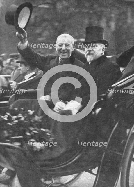 'Les chefs d'etat Allies a Paris; Le salut et le sourire de M Wilson sur le trajet de la... 1918. Creator: Unknown.