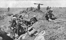 'L'Attaque Britannique du 25 septembre 1916; Reserves sortant des tranchees, apres leurs camarades d Creator: Unknown.