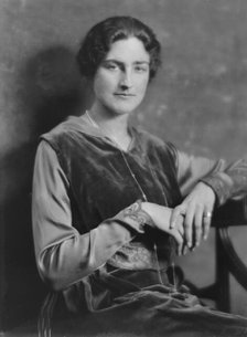 Cotton, L. Miss, portrait photograph, 1916. Creator: Arnold Genthe.