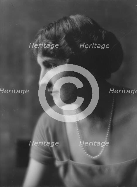 Kline, G.L., Mrs., portrait photograph, 1917 May 21. Creator: Arnold Genthe.