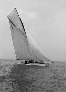 The 10 Metre class 'Eleda' (F6) sailing close-hauled, 1914. Creator: Kirk & Sons of Cowes.