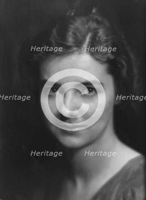 McMullen, Marion, Miss, portrait photograph, 1914 Dec. 15. Creator: Arnold Genthe.