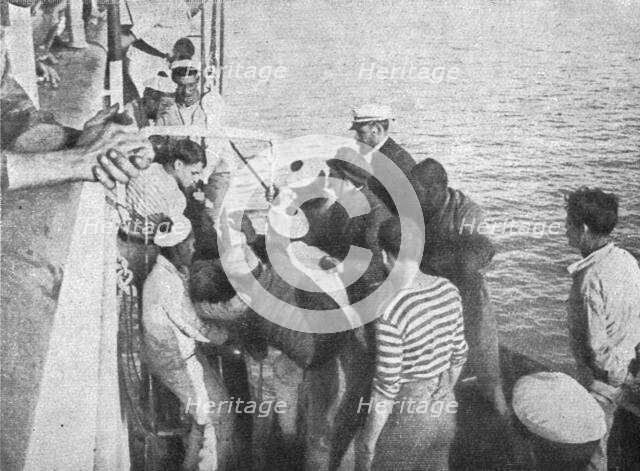 'Le sauvetage des Naufrages du "Gallia"; quarante-six heures apres le sinistre: un homme..., 1916. Creator: Unknown.