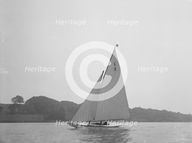 The 6 Metre Class 'Jonquil' (L5) helmed by Capt R J Dixon. Creator: Kirk & Sons of Cowes.