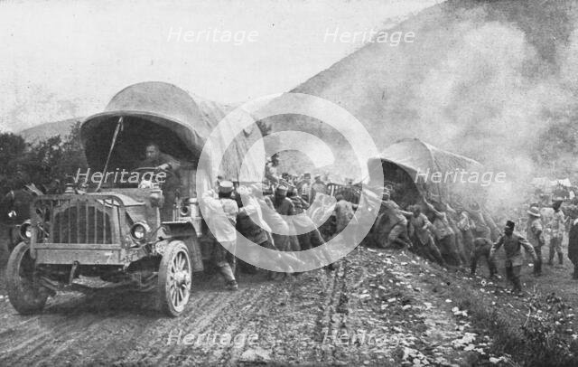 'La Campagne Macedonienne; le ravitaillement par camions automobiles sur la route de Florina..., 191 Creator: Unknown.