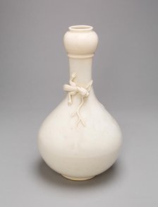 Bottle-Shaped Vase with Lizard, Ming dynasty (1368-1644) or Qing dynasty, c. late 17th/18th century. Creator: Unknown.