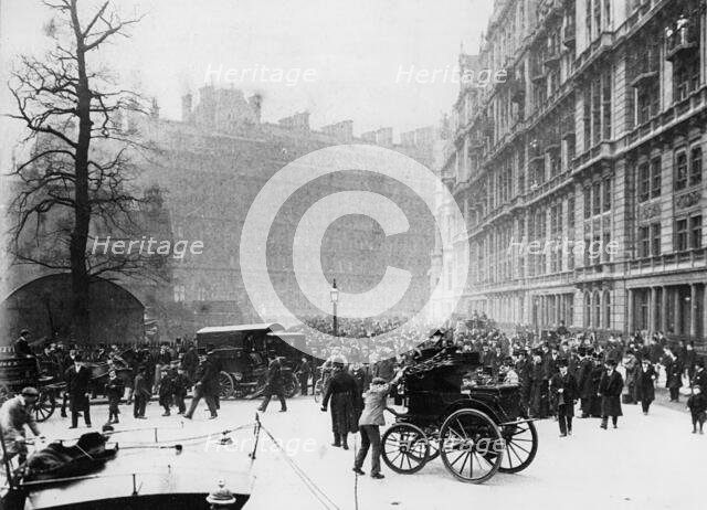 1898 Headland electric carriage at start of Automobile Club of Great Britain 1st Easter Tour, 1898. Creator: Unknown.