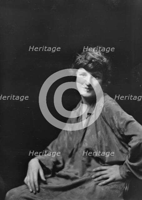 Mrs. L. Stallings, portrait photograph, 1919 May. Creator: Arnold Genthe.