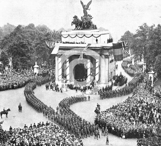 'Les fetes de la victoire a Londres; les troupes americaines contournent l'Arc de Triomphe...,1919. Creator: Unknown.