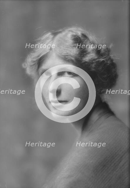 Putnam, L.D., Miss, portrait photograph, 1915 Sept. 25. Creator: Arnold Genthe.