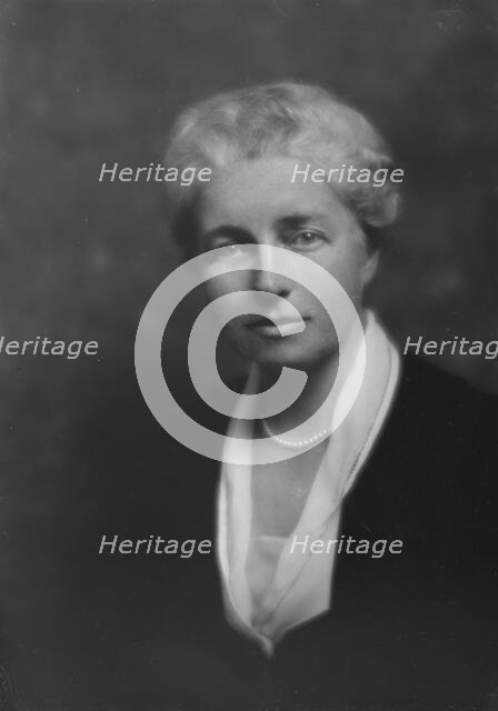 Pyle, Graham, Mrs., portrait photograph, 1917. Creator: Arnold Genthe.