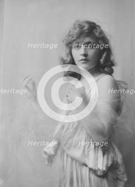 Murray, Mae, Miss, portrait photograph, 1915 Dec. 3. Creator: Arnold Genthe.