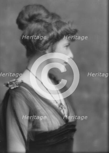 Parke, Jean, sister of, portrait photograph, between 1914 and 1916. Creator: Arnold Genthe.