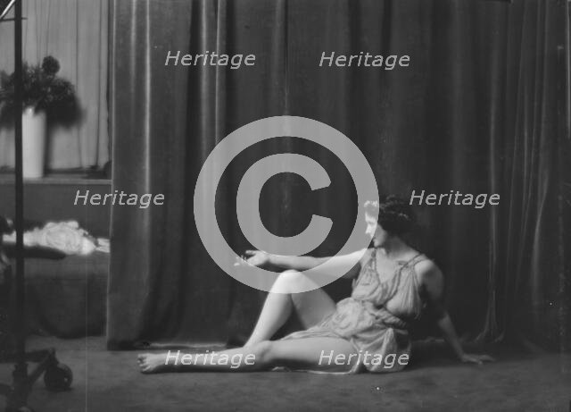 Duncan, Isadora, portrait photograph, between 1916 and 1918. Creator: Arnold Genthe.