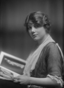 Ottie, Miss, portrait photograph, 1913. Creator: Arnold Genthe.