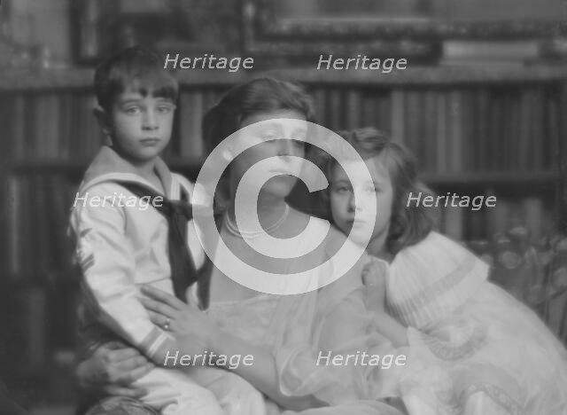 Haggin, Ben Ali, Jr., Mrs., and children, portrait photograph, 1916 Mar. 31. Creator: Arnold Genthe.