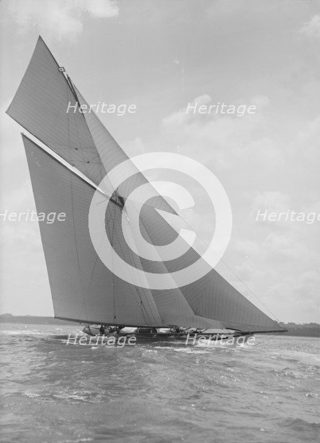 The 19-metre class 'Mariquita' sailing close-hauled, 1911. Creator: Kirk & Sons of Cowes.