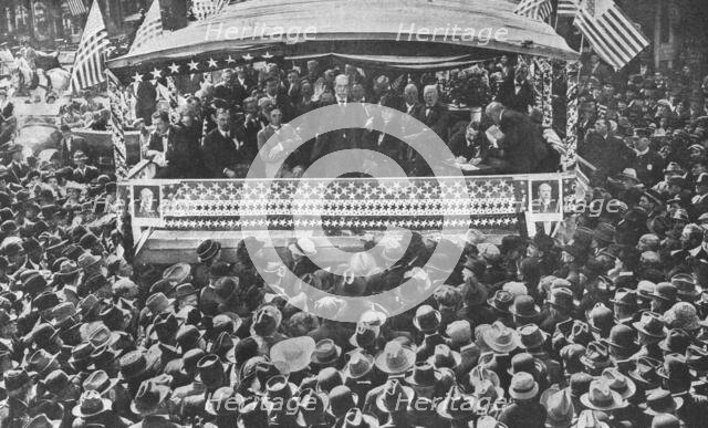 'La bataille presidentielle aux etats-unis; M. Hughes discourant du haut d'une estrade..., 1916. Creator: Underwood & Underwood.