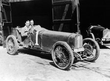 Kenelm Lee Guinness and Perkins with an 8 cylinder Sunbeam, 1922. Artist: Unknown