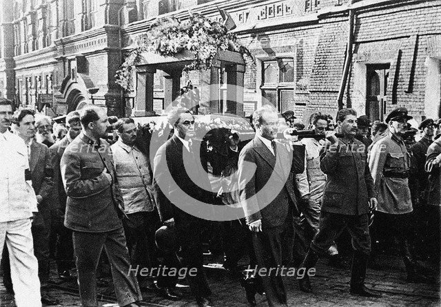 Kaganovich, Zhdanov, Mikhailov, Molotov, Stalin and Yagoda during the funeral ceremony of Maxim Gorky, 1936.