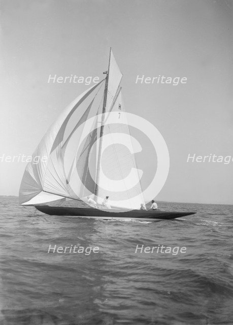 'Gundred' running downwind under spinnaker, 1913. Creator: Kirk & Sons of Cowes.