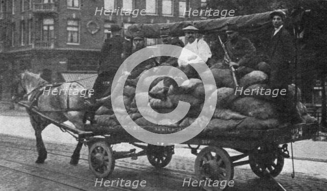 'Les manifestations contre "la vie chere" en Hollande; camionnage de pommes de terre..., 1916. Creator: Unknown.