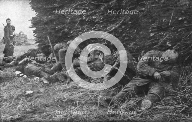 'L'immense champ de Bataille; Les ravages de notre artillerie de 75 dans les rangs ennemis', 1914 Creator: Unknown.
