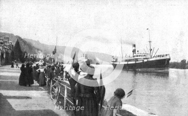 'L'Armee Britannique; Le long des rives de la Seine, que les transports Anglais remontent', 1914. Creator: Unknown.