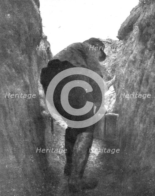 ''La vie en Campagne; Dans lla tranchee, l'observateur se sert du periscope', 1914. Creator: Unknown.