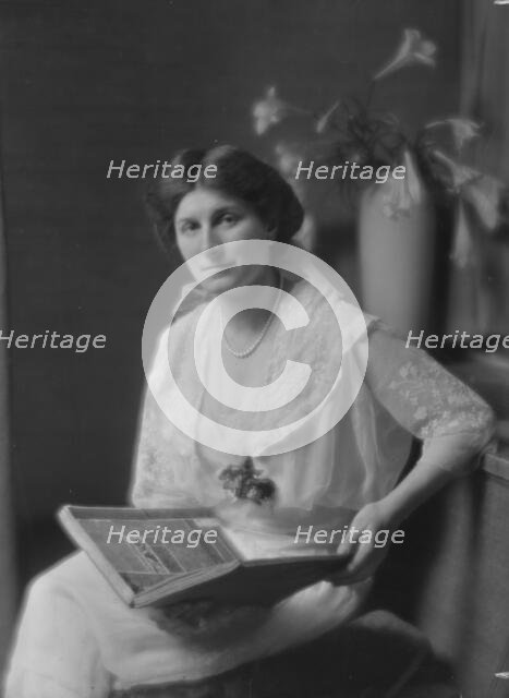 Fox, M.J., Mrs., portrait photograph, 1914 May 1. Creator: Arnold Genthe.