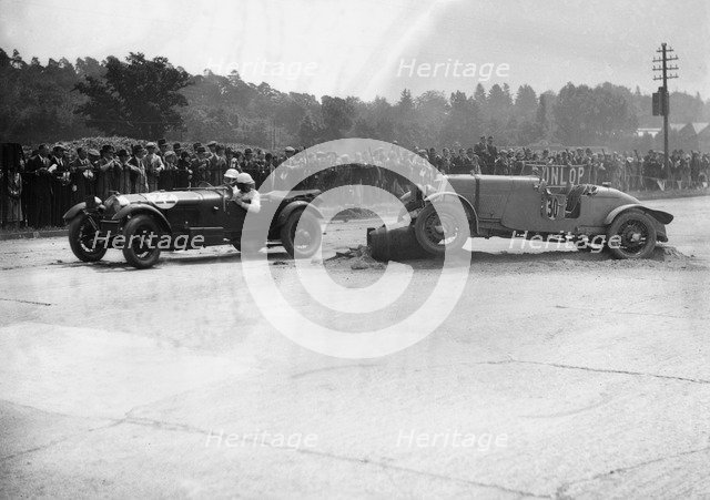 Alfa Romeo passing R Childe's crashed Lea-Francis, BARC 6-Hour Race, Brooklands, Surrey, 1929, Artist: Bill Brunell.