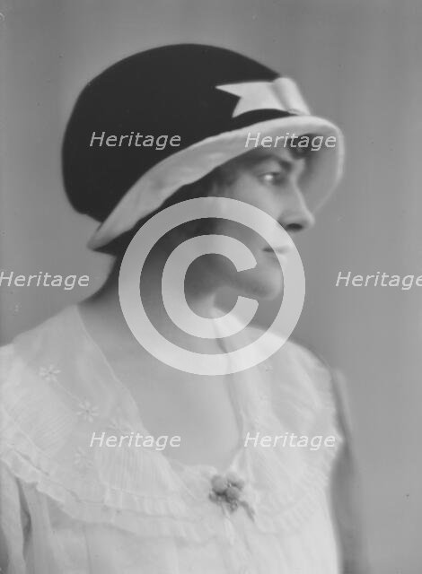 Nesbit, Cathleen, Miss, portrait photograph, 1916. Creator: Arnold Genthe.