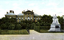 Kensington Palace and Queen Victoria's Statue, London, 20th Century. Artist: Unknown