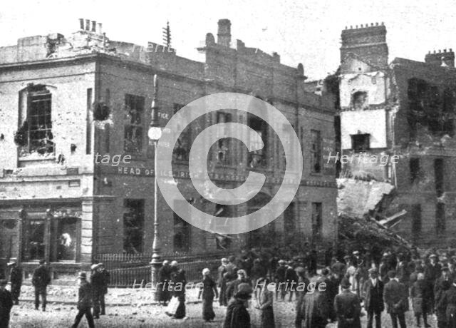 'Dublin Apres L'Emeute; Liberty Hall, quartier general des insurges, qui fut bombarde par..., 1916. Creator: Unknown.