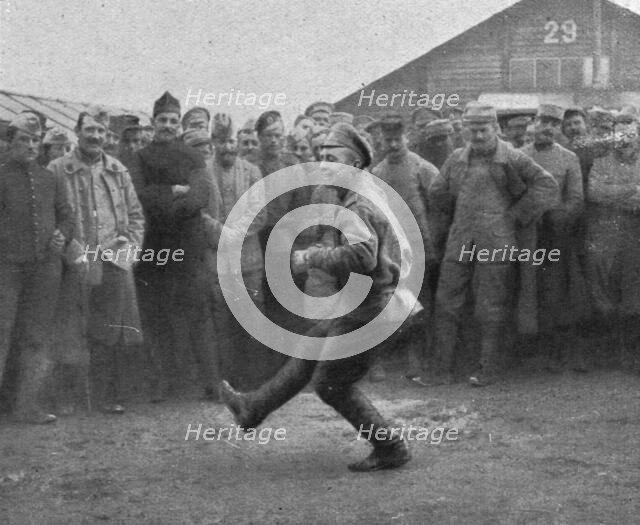 'Les Russes en France; au camp de Mailly-le-Grand : Danse russe devant les allies', 1916. Creator: Unknown.