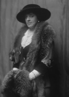 Harris, Miss, portrait photograph, 1912 or 1913. Creator: Arnold Genthe.