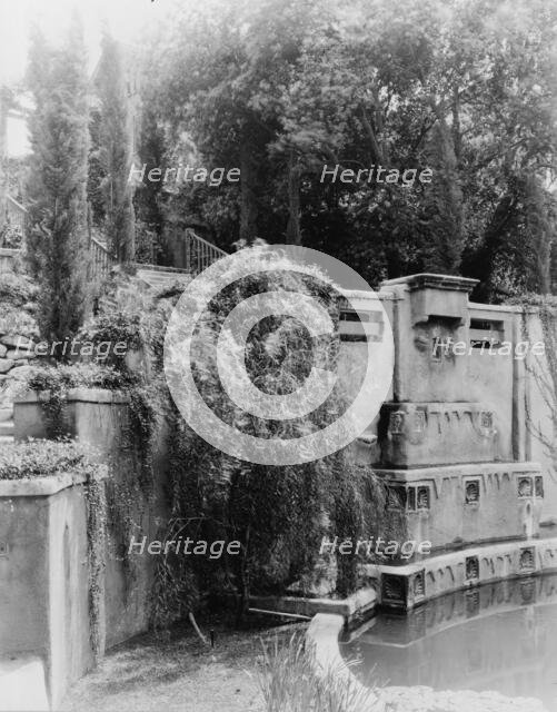 "Il Paradiso," Mrs. Dudley Peter Allen house, 1188 Hillcrest Avenue, Oak Knoll, Pasadena, CA, 1917. Creator: Frances Benjamin Johnston.