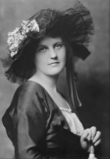 Phillips, Norma, Miss, portrait photograph, 1914. Creator: Arnold Genthe.